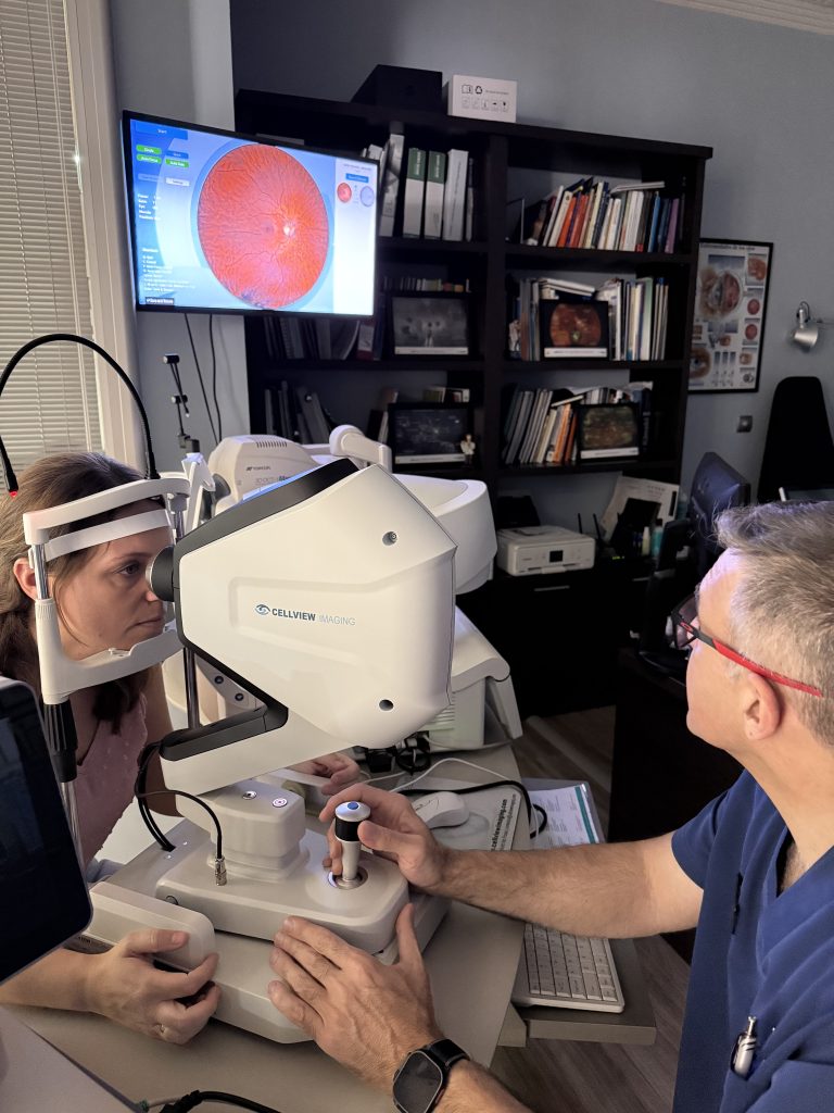 Optometrista realizando retinografía con equipo Cellview WRI-1 en Centro Óptico-Auditivo Raga