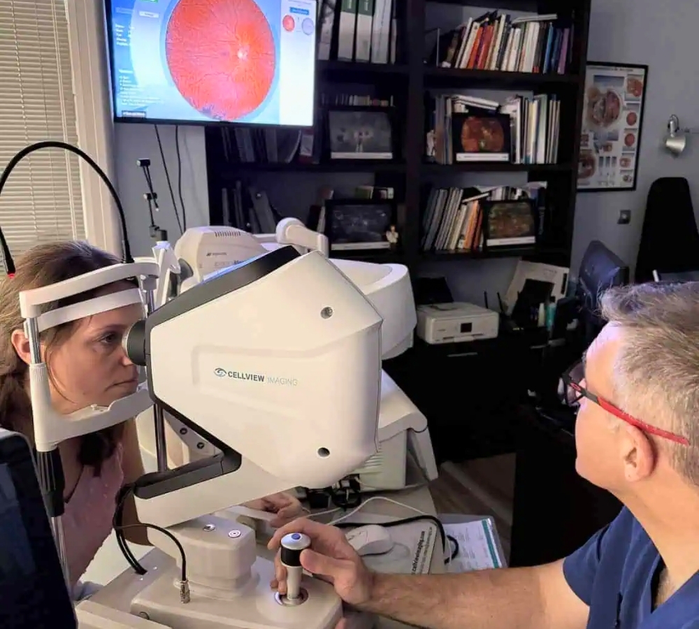 Optometrista realizando retinografía con equipo Cellview WRI-1 en Centro Óptico-Auditivo Raga